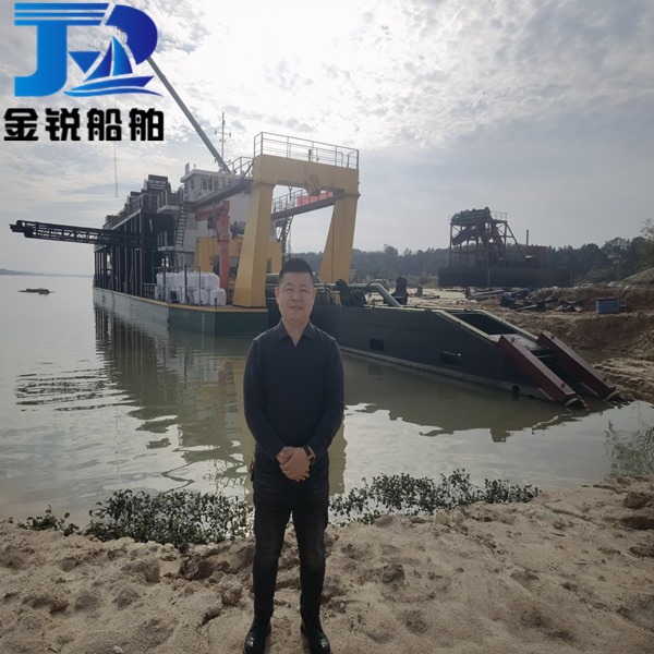 湖南洞庭湖大型全電動(dòng)挖泥船安裝現(xiàn)場(chǎng)